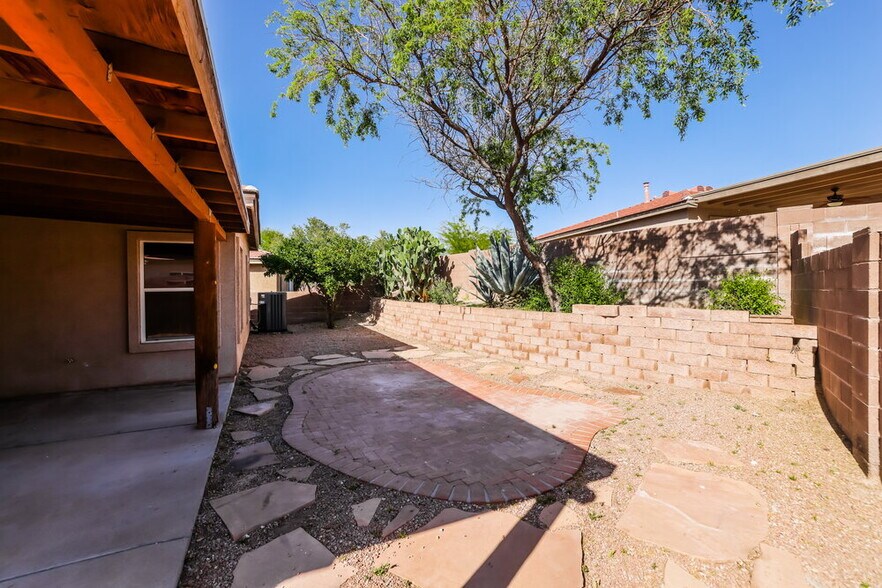 Building Photo - 10833 S Camino San Clemente