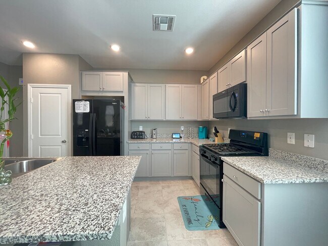 Building Photo - (Fully Furnished) 4 Bedroom + Loft,  3 Ful...