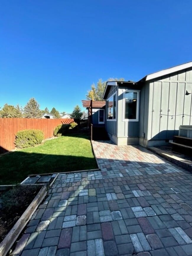 Building Photo - Single level home in NE Bend with great up...