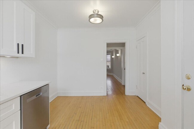 Building Photo - Large One Bedroom in Andersonville