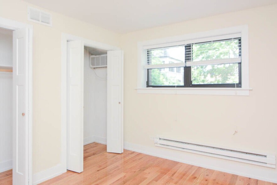Building Photo - 560 W Arlington Pl