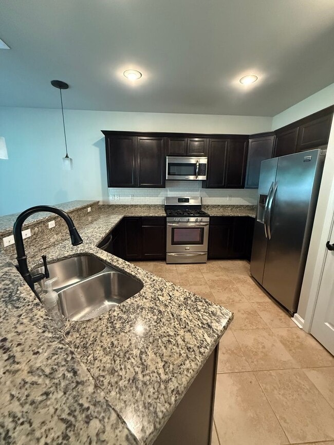 Building Photo - 3 BEDROOM IN FABULOUS NEIGHBORHOOD!