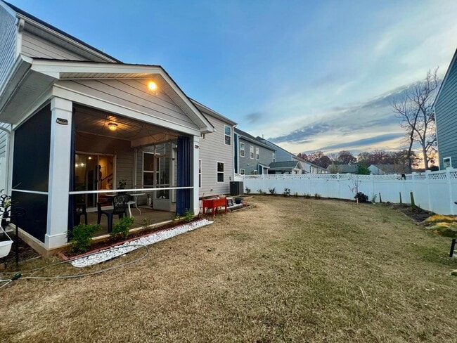 Building Photo - 1404 Reidhaven St