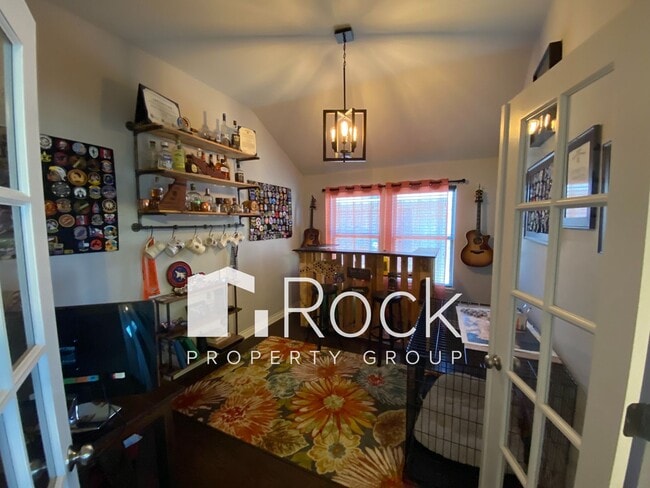 Building Photo - Beautiful 3 Bedroom Home with a Study in W...