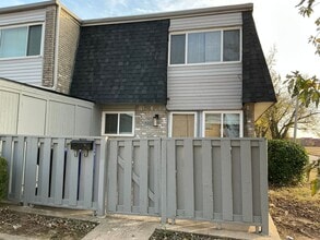 Building Photo - Updated and ready for move in!  Close to OU campus! Community Pool, fenced in courtyard! 3 bathro...