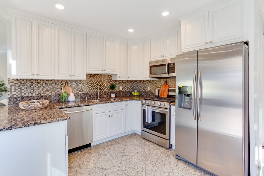 Building Photo - 8345 Westlawn Ave