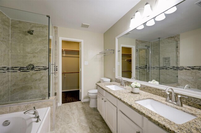 Building Photo - 117 N Villa Oaks Dr