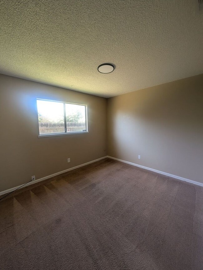 Building Photo - Great 3 bedroom home Close to CSUS