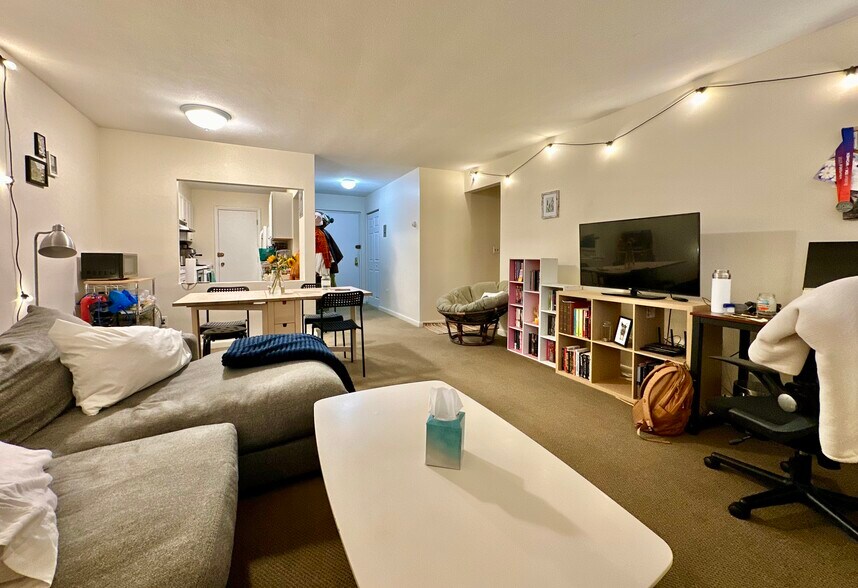 Building Photo - 804 Centre St