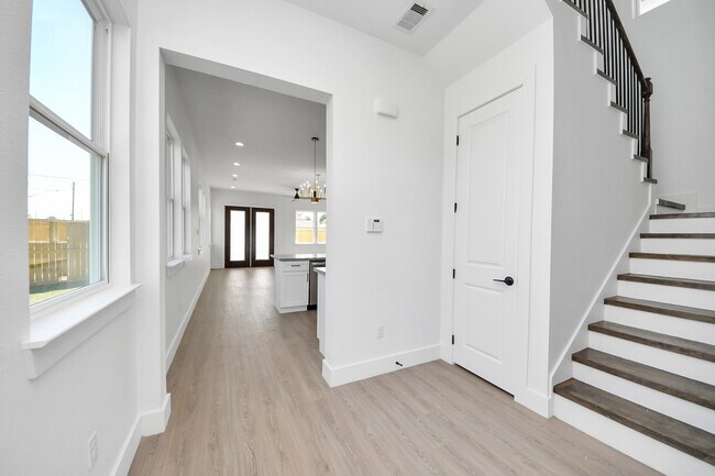 Building Photo - 4129 E Toliver St