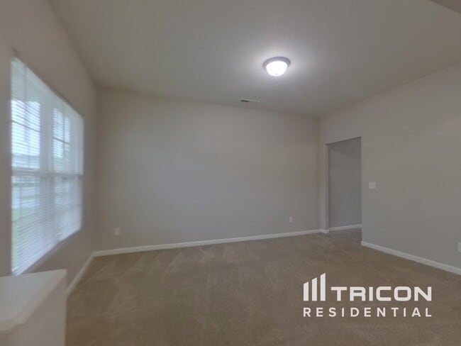 Building Photo - 1401 Waylon Ave