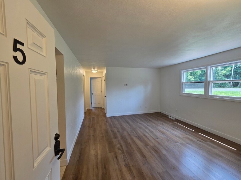 Building Photo - 1231 E Maywood Ave