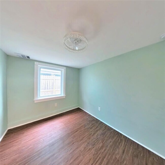 Building Photo - 6201 Heards Ln