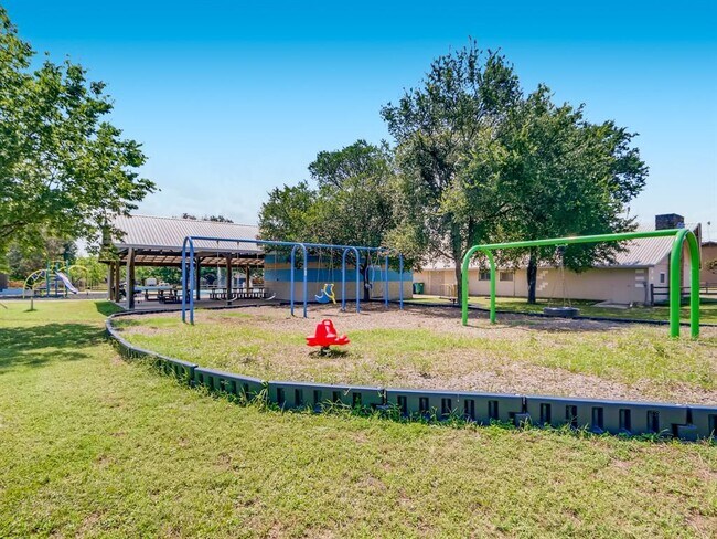 Building Photo - 644 Cypress Ln