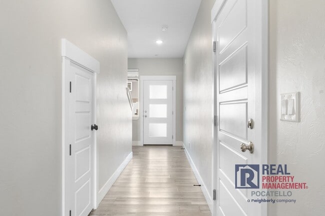 Building Photo - 3 Bedroom 2.5 Bathroom Town Home - 1 Car Garage - dog negotiable