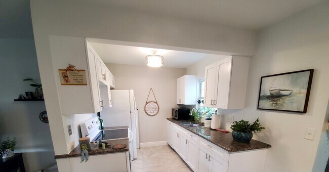 Building Photo - 7035 Cedarhurst Dr