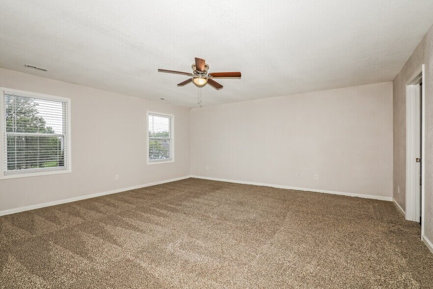 Building Photo - 304 E Pine Ridge Dr