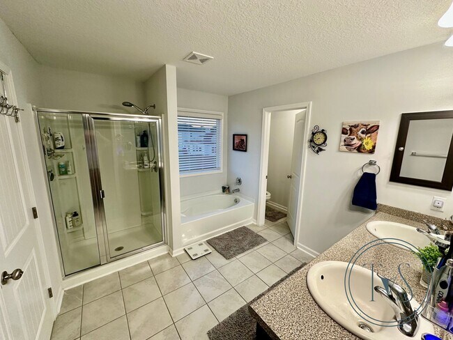 Building Photo - SPRING MOVE-IN SPECIAL: $1000 OFF 1ST MONT...