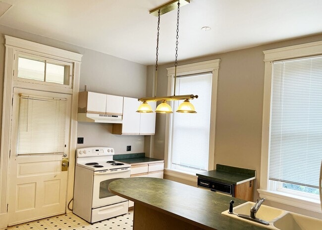 Building Photo - 2922 Jefferson Ave