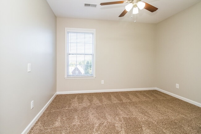 Building Photo - 128 Cedar Forest Dr