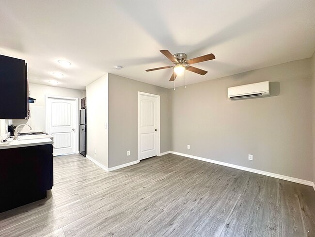 Building Photo - 1 Bedroom/ 1 Bathroom Triplex Unit in Sout...