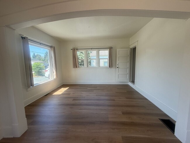 Building Photo - 3 Bed 1 Bath Newly Remodeled Pet Free Home...