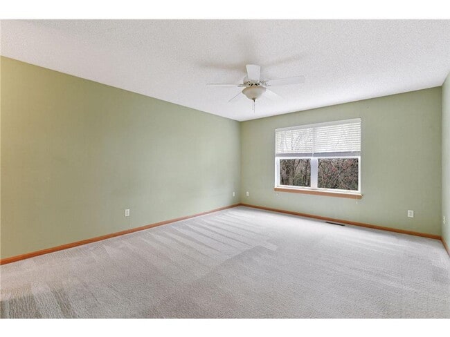 Building Photo - 2 BR/3 BA Townhome in Lakeville!