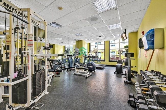 Building Photo - Charming Studio Condo in the Heart of Bellevue – Perfectly Cozy 422 Sq Ft Space!