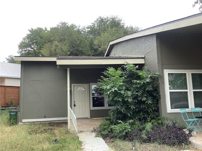 Building Photo - 1916 Valley Hill Cir