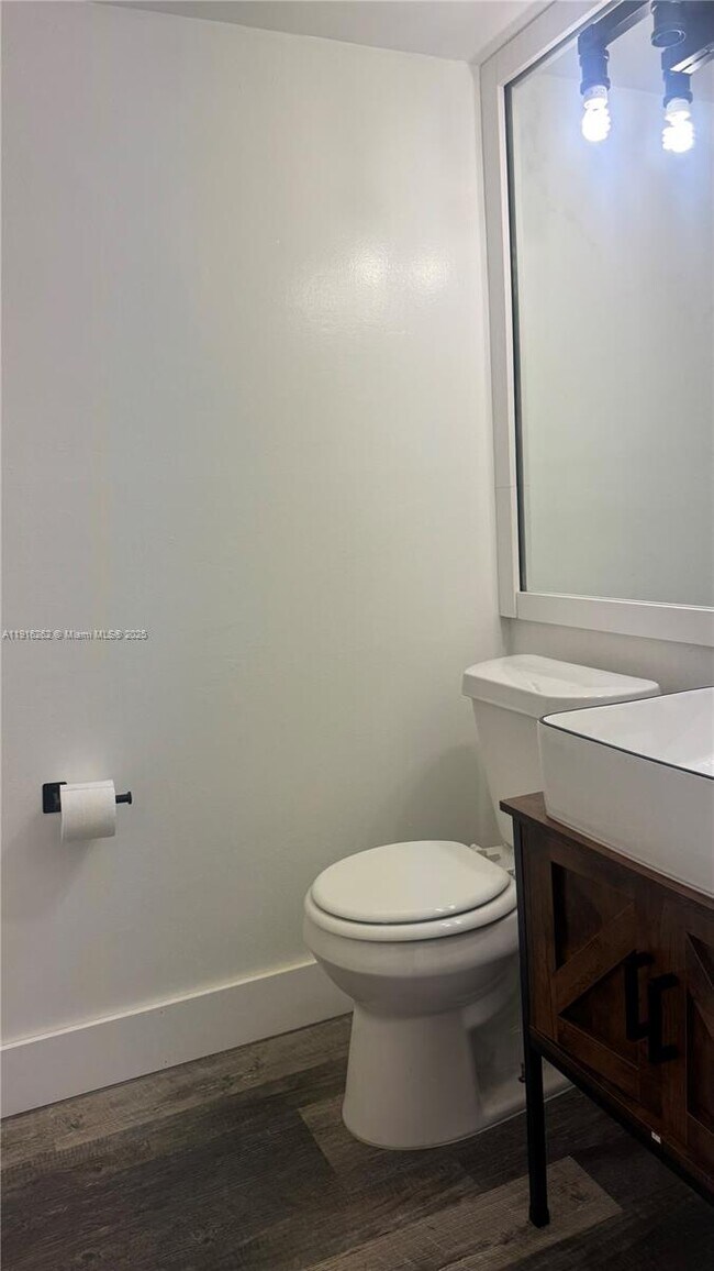 Building Photo - 4174 Inverrary Dr