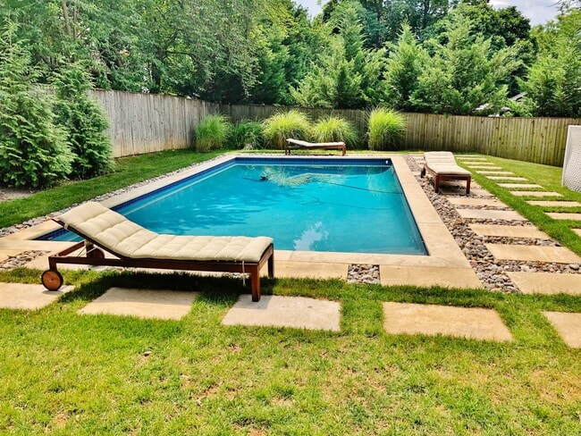 Building Photo - Luxury 5 bed, 3.5 bath with Pool!