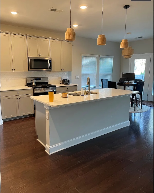 Building Photo - "Charming 3-Bedroom Retreat with 2 Baths and 1944 Sq. Ft. and fenced yard