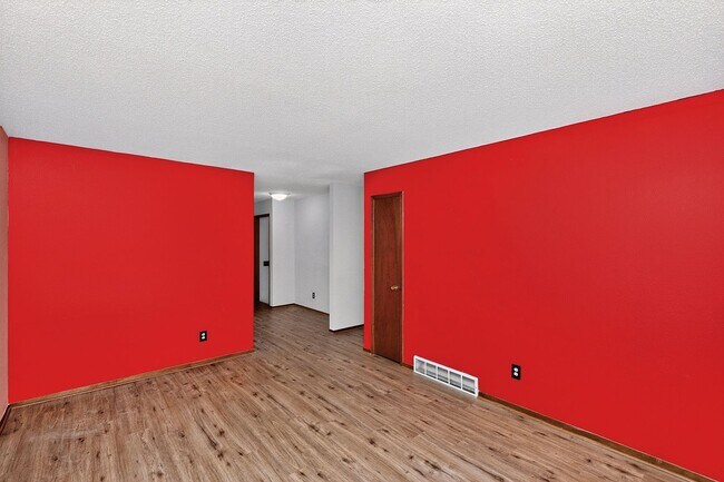 Building Photo - GREAT NEIGHBORHOOD!! 3 Bedroom, 1 Bath Home in Ankeny
