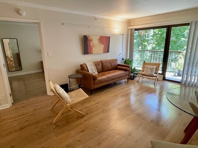Building Photo - 1 Bedroom 1 Bathroom Downtown Unit with Pa...