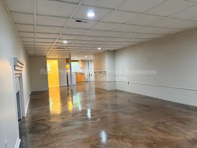Building Photo - 620 Carr St