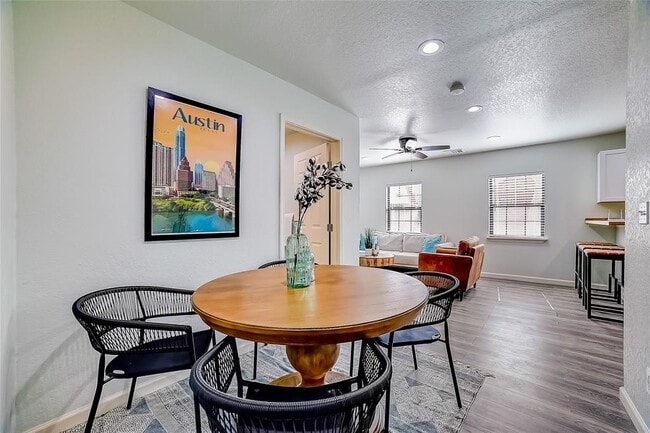 Building Photo - 1374 Forest View Dr