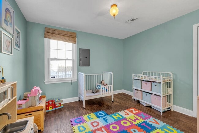 Building Photo - Available in March. Nashville 2 BED charming cottage for rent. Renovated with darling details and...