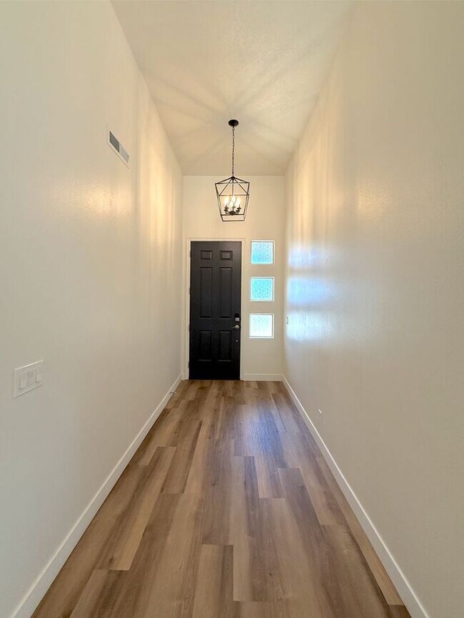 Building Photo - 3 bed, 2 bath home with 2 car garage