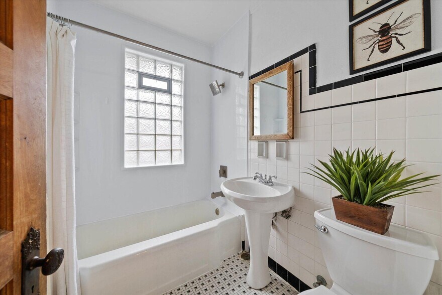 Upper Bath - 2856 N Frederick Ave