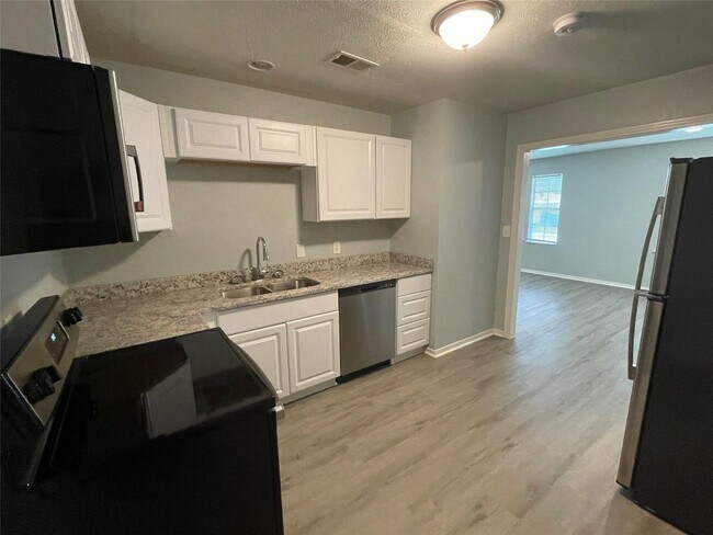Building Photo - 3 BR/2.5BA | Renovated Single Family Home | 1-Car Garage Parking | Fenced backyard