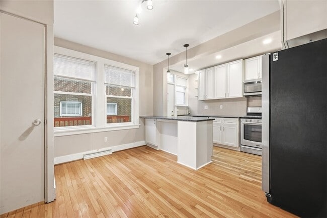 Building Photo - 436 44th St