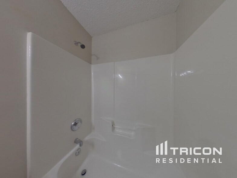 Building Photo - 2918 Brekonridge Centre Dr