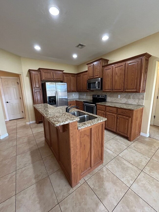 Building Photo - 4 bedroom, 2 bathroom NOW Available!