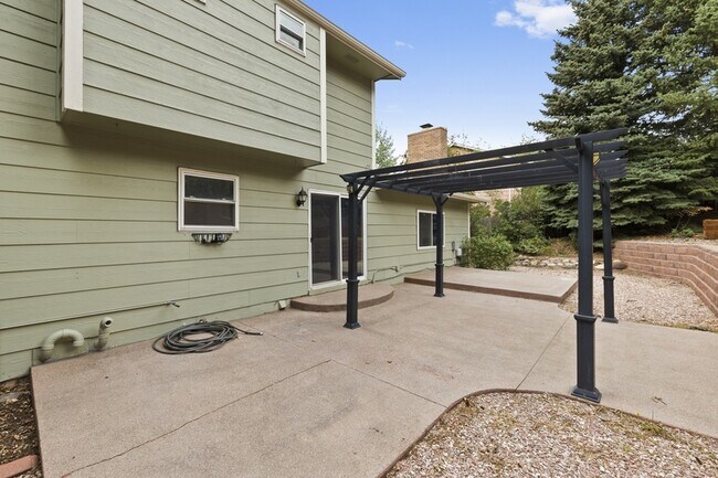 Building Photo - 5647 Old Farm Cir E