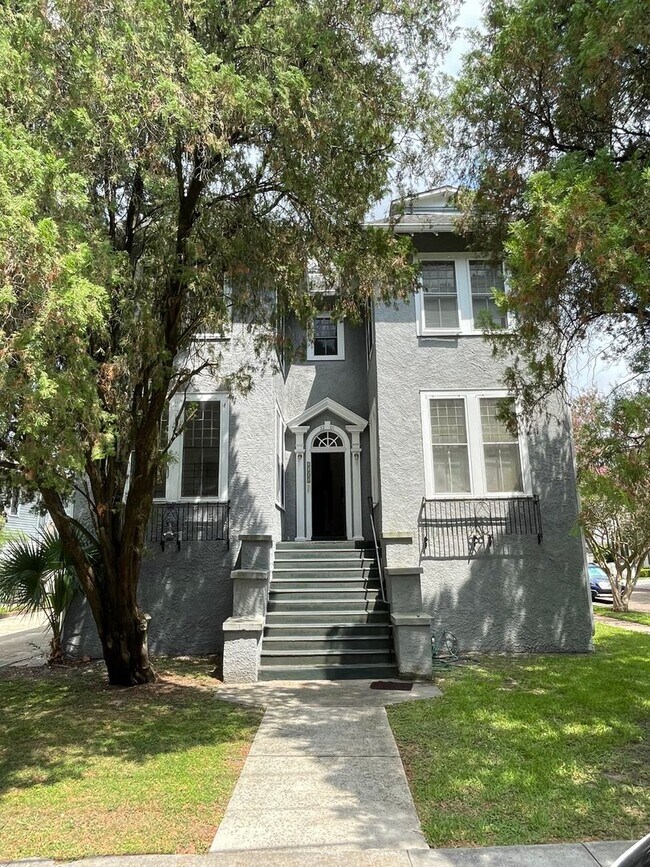 Building Photo - 2BD/1BA with natural light, hardwood floor...