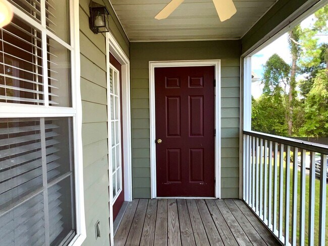 Building Photo - 2 Bed/2 Bath, Gated Community, Close to Sh...