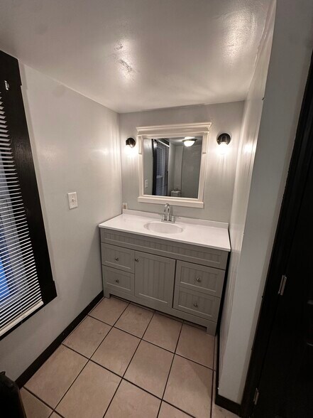 Building Photo - 2500 S Saginaw St