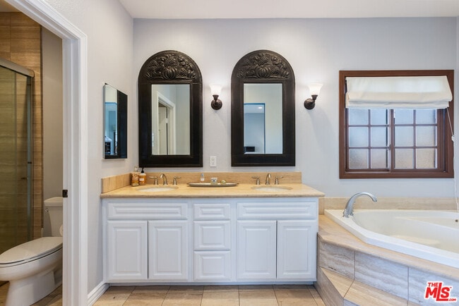 Building Photo - 546 N Indian Canyon Dr