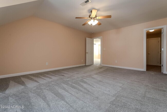 Building Photo - 533 Village Green Dr
