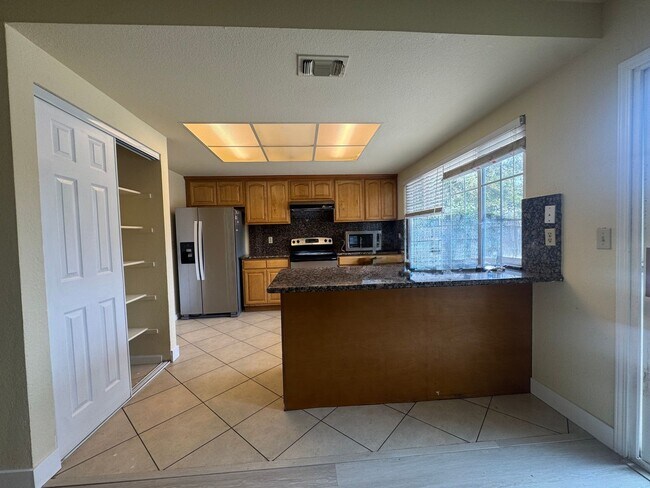Building Photo - 18 Tearpak Ct